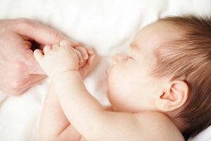 眠る赤ちゃん