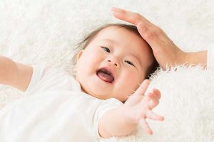 手を伸ばす赤ちゃん