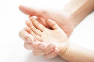 大人の手と子どもの手